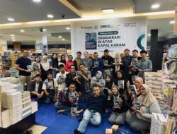 DEMOKRASI, BEREBUT “SKOCI” DI ATAS KAPAL KARAM