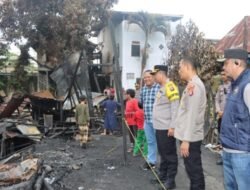 Kapolres Bartim dan Jajaran Salurkan Bansos Kepada Korban Kebakaran