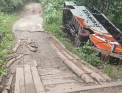 Tak Kuat Nanjak Bus Terguling, Warga Desa Hayaping Keluhkan Perbaikan Jembatan