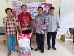 Wakil Ketua II DPRD Bartim Serahkan Bantuan Pupuk dan Ternak Saat Reses di Karang Langit