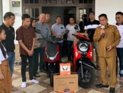Bupati Murung Raya Serahkan Bonus Sepeda Motor dan Laptop kepada Atlet Catur Berprestasi