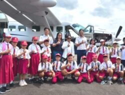 Pelajar SD Negeri Oreng Sambut Kedatangan Bupati dan Ketua TP PKK Murung Raya di Bandara Dirung