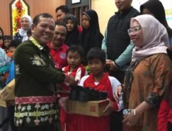 Pemkab Mura Salurkan 230 Pasang Sepatu Sekolah untuk Siswa di Kecamatan Murung