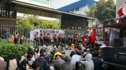Front Pemuda Kalimantan dan Sumatera Segel Kantor PLN Pusat, Desak Direksi Dicopot Akibat Pemadaman Listrik Bergilir