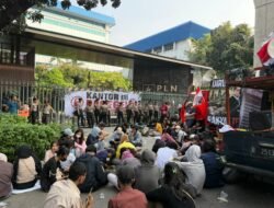 Front Pemuda Kalimantan dan Sumatera Segel Kantor PLN Pusat, Desak Direksi Dicopot Akibat Pemadaman Listrik Bergilir