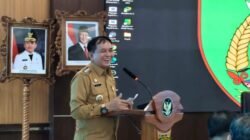 Bupati Barito Timur Ajak Ayah Antar Anak di Hari Pertama Sekolah