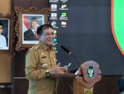 Bupati Barito Timur Ajak Ayah Antar Anak di Hari Pertama Sekolah
