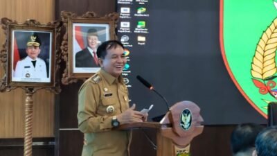 Bupati Barito Timur Ajak Ayah Antar Anak di Hari Pertama Sekolah