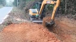 PUPR Kalteng Tegaskan Drainase Bentot Bagian dari Pemeliharaan Jalan, Dua Kades Dukung Perbaikan