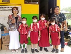 Peduli Kesehatan Pelajar di Tengah Asap, Reni Sugiarti Bagikan Masker ke Tiga SD